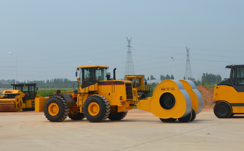 沖擊碾壓路機(jī)牽引車